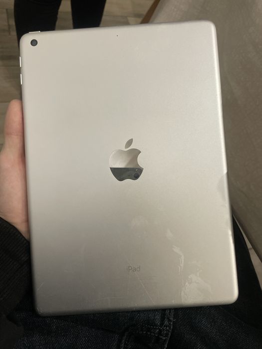 Apple iPad 5 (2017) 9.7” — на запчастини