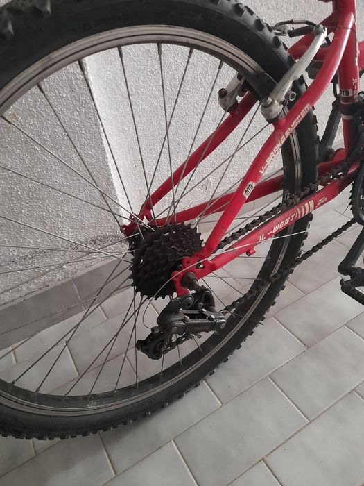 Bicicleta vermelha roda 24"