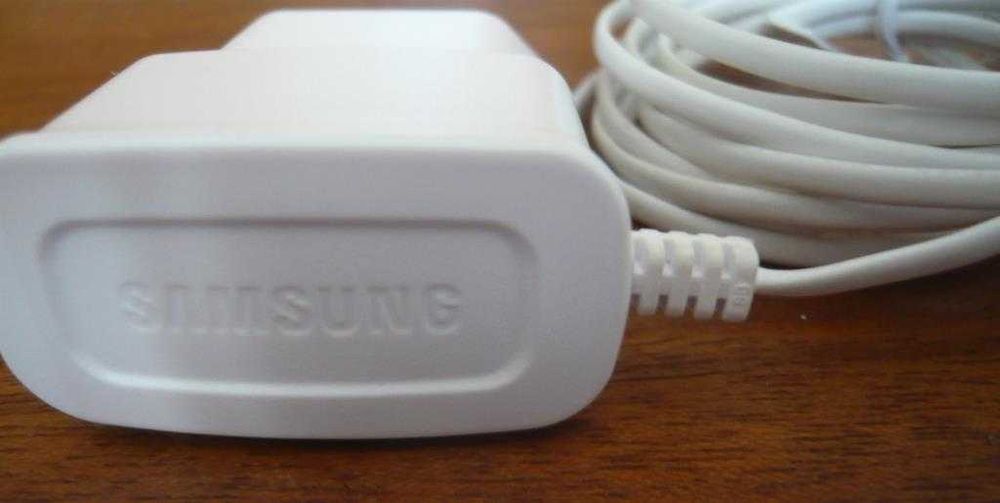 Samsung 5V ; 0,7A ; micro usb.