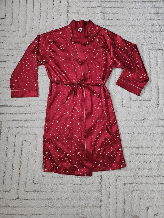Satynowy szlafrok kimono w gwiazdy i księżyce czerwony L