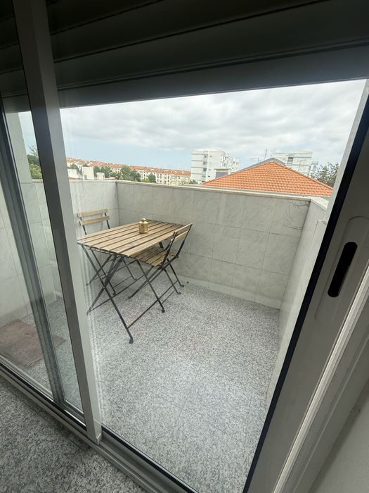 Quarto c varanda mobiliado com despesas incluídas  no Centro da Moita autocarro p Lisboa na porta (leia)