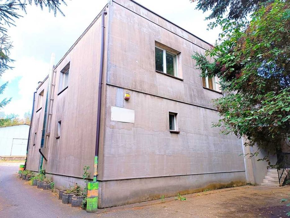 Obiekt biurowo-magazynowy przy węźle autostradowym na sprzedaż