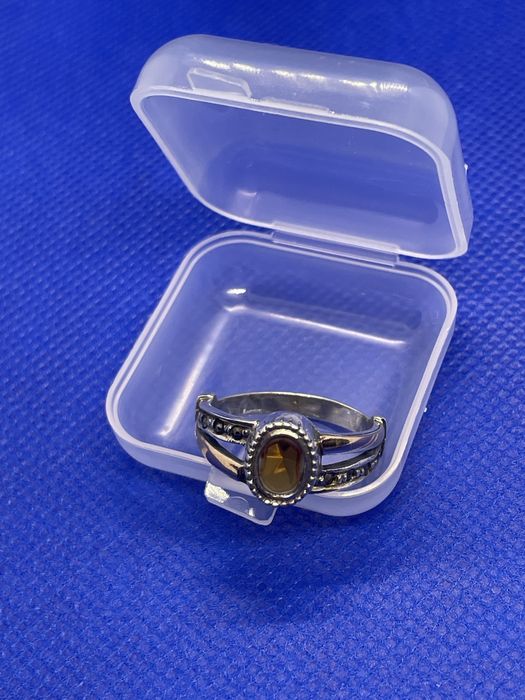 Anel em prata com pedra amarela e detalhes chapados a ouro