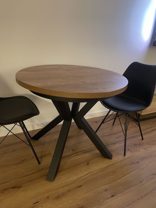 Rozkłafany stół industrialny