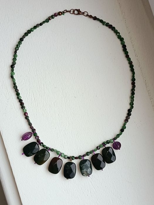 Colar pedras naturais