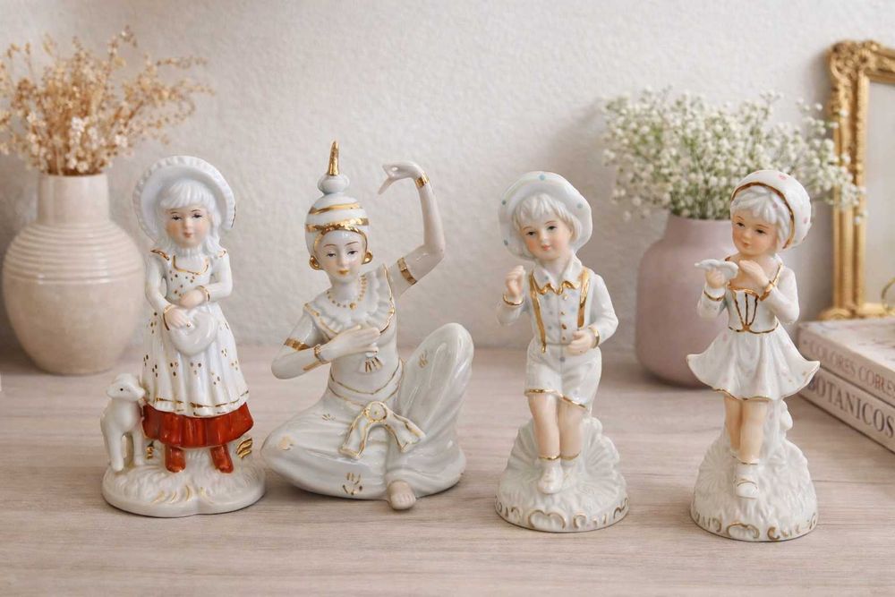 Conjunto Figuras em Porcelana Vintage com Detalhes Dourados – Decoração Elegante e Delicada