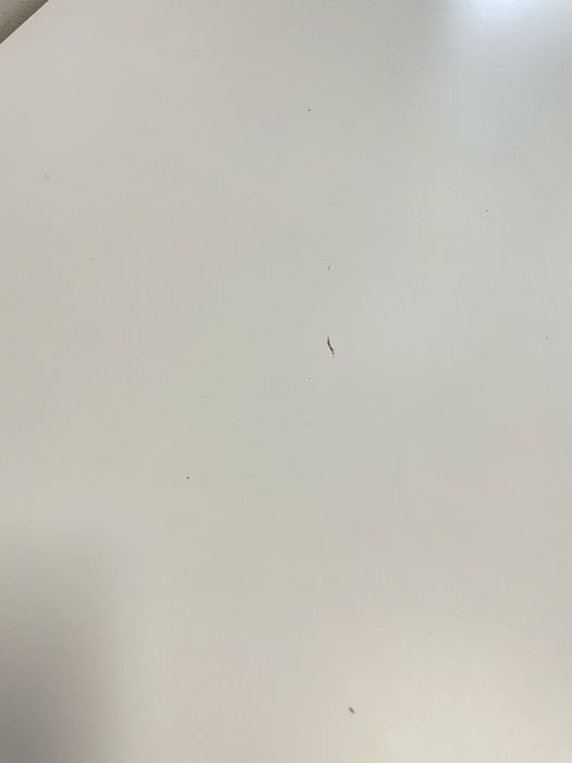 Białe biurko z drewnianymi nogami