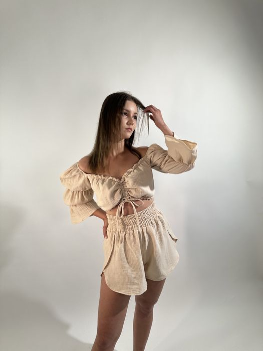 Beżowe krótkie spodenki muślinowe