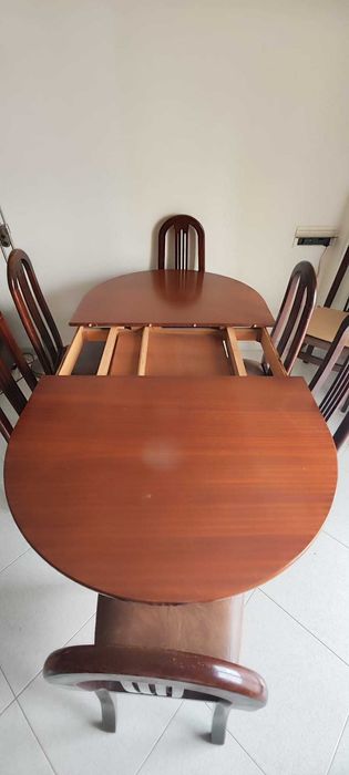 Mesa extensível com cadeiras