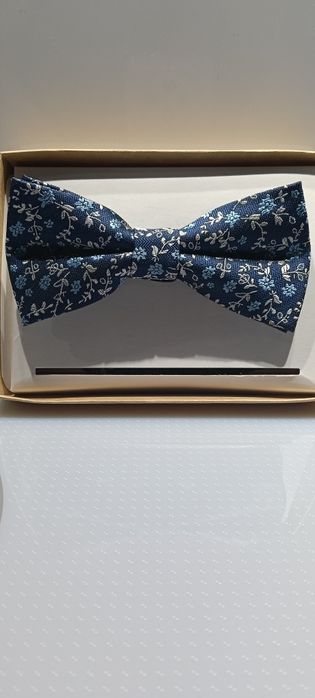 Muszka z wielokolorowy wzorem