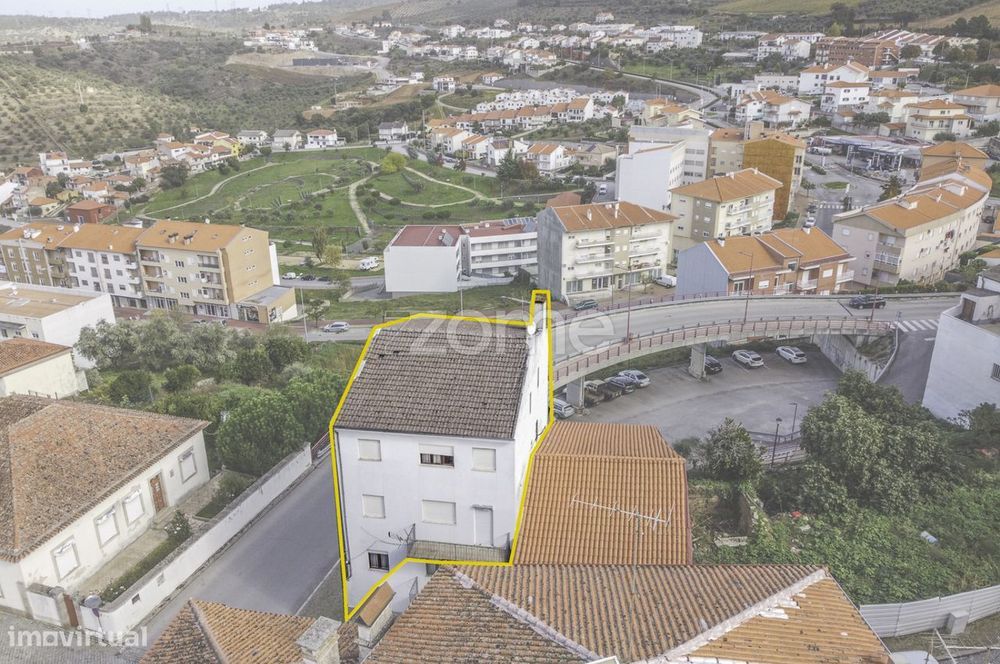Prédio Torre de Moncorvo Com Loja Comercial