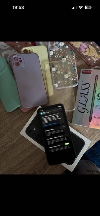 iPhone 11 com várias capas e películas, sem riscos