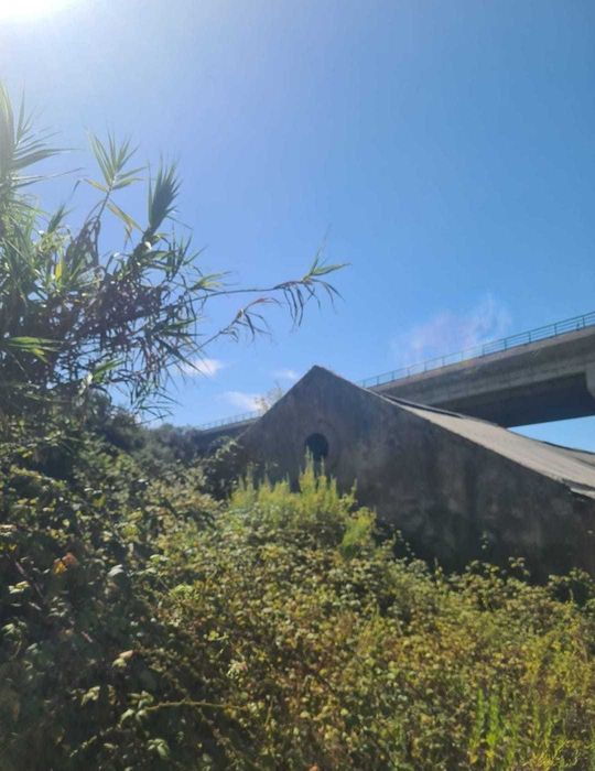 Terreno com 1.800 m² e construção para recuperar – Terrugem, Sintra