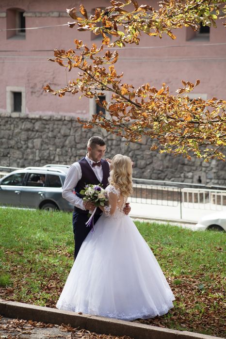 Біла весільна сукня