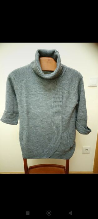 Camisola de malha, nova, cinzenta, gola alta.