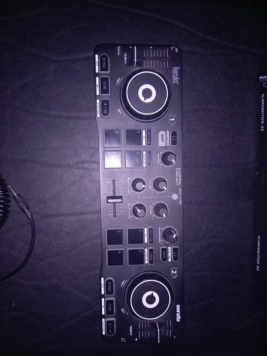 Som  com mesa e coluna