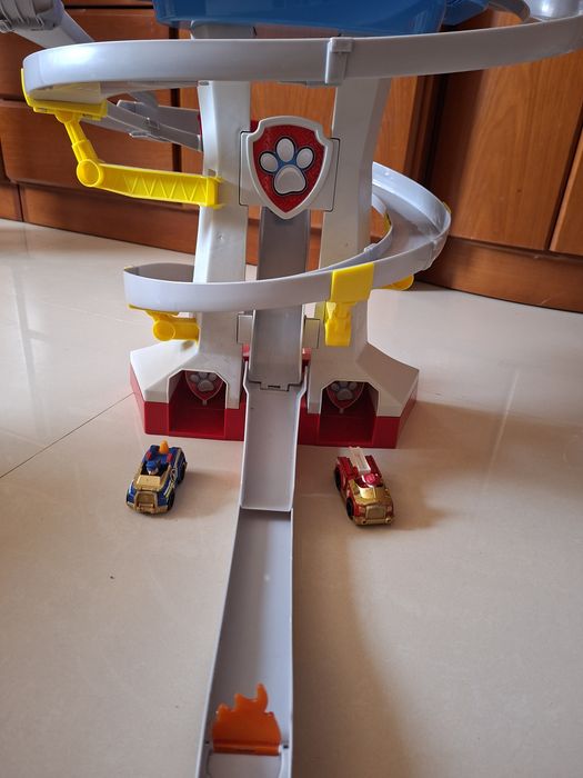 Torre de controlo Patrulha Pata + 2 carrinhos