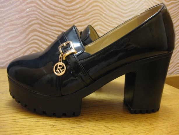 Продам новые туфли на платформе/танкетке