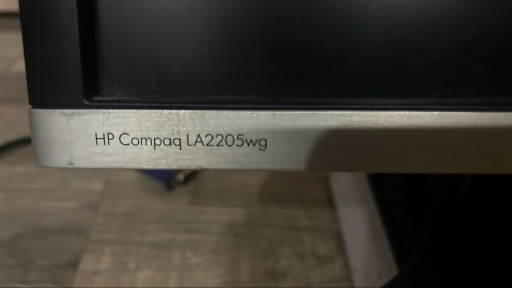Монито HP Compaq LA2205wg