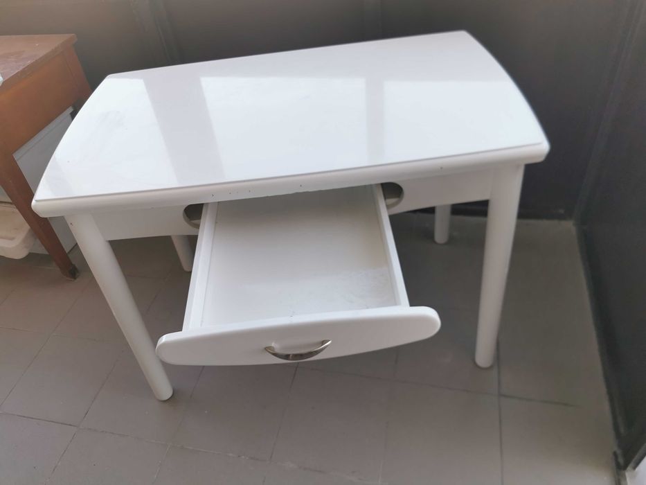 Mesa de cozinha extensível branca com gaveta