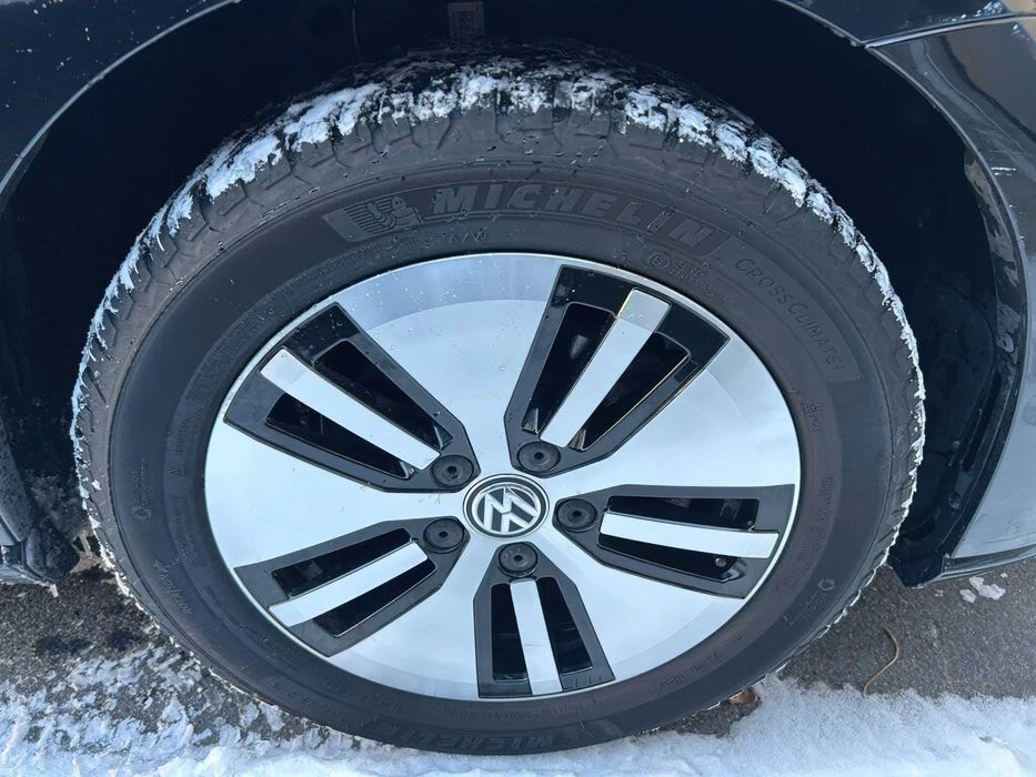 Volkswagen e-Golf      2018