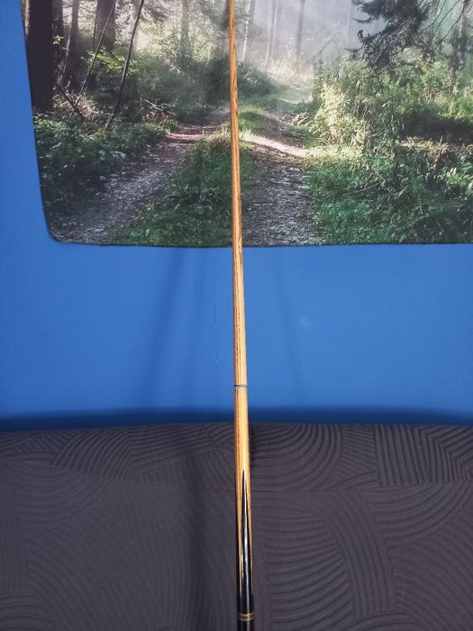 Taco de bilhar boa marca.