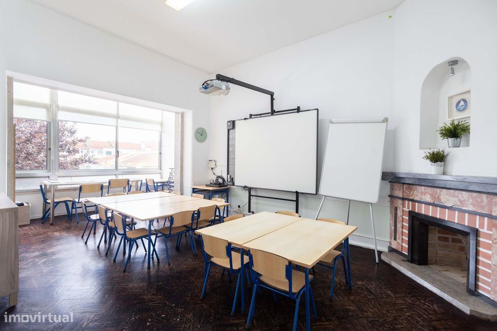 Oportunidade Única: Moradia Ampla e Versátil em Alvalade - Invista ou