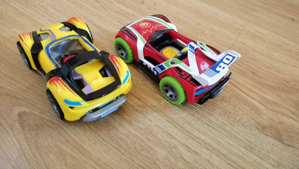 Dwa auta ze znakami drogowymi