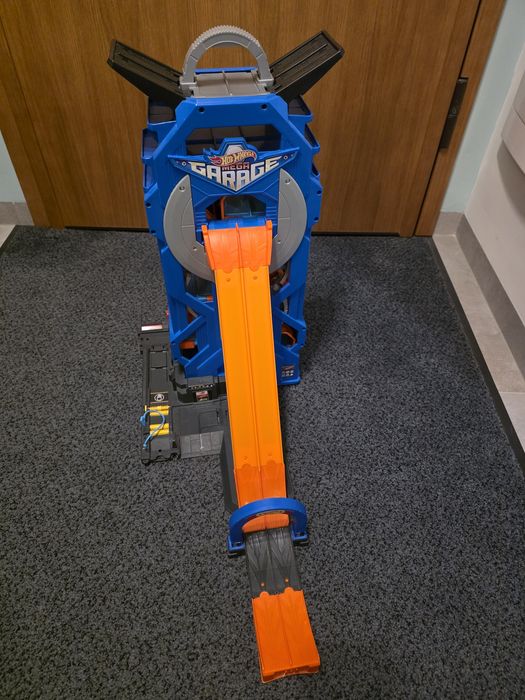 Hot Wheels Rajdowy garaż FTB68