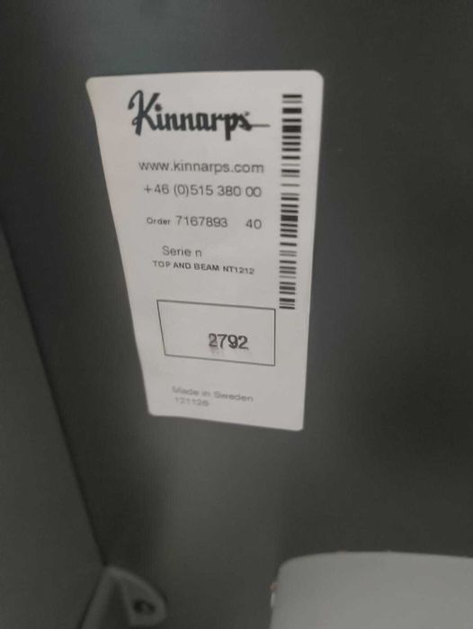 Stół biurowy Kinnarps z mediaportem – 140x140 cm