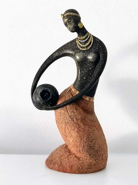 Artigo decorativo em cerâmica de mulher africana
