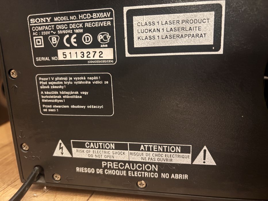 Wieża Sony z dwoma nowymi głośnikami.