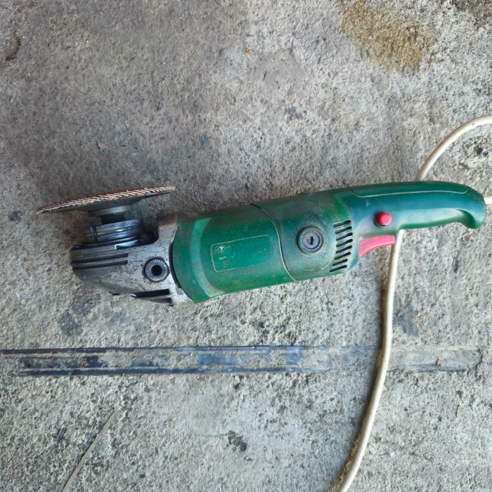 Продам болгарку DWT