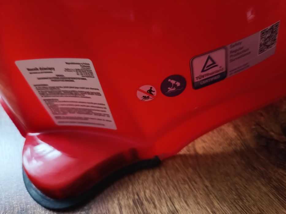 Nocnik czerwony z autami