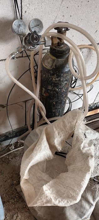 Сварочный станок с балоном и шнурами и проволокой..