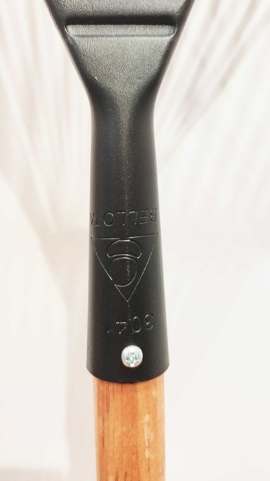 Vassoura Jardim Bellota (cabo de madeira)