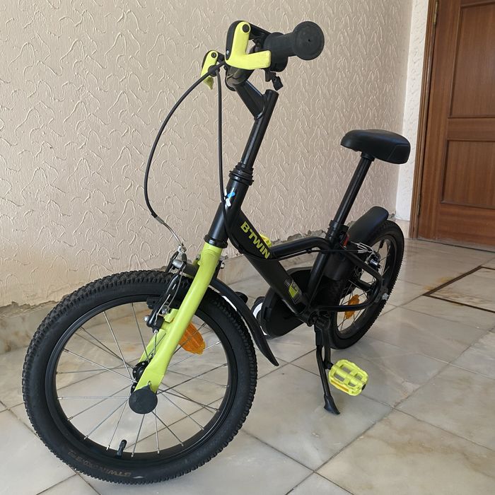 Bicicleta BTWIN com rodinhas