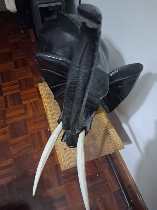 Elefante de pau preto