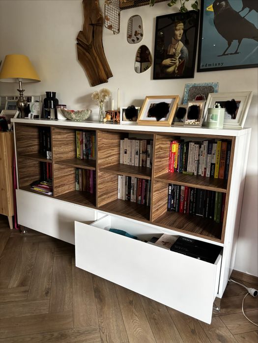Duża komoda, biblioteka