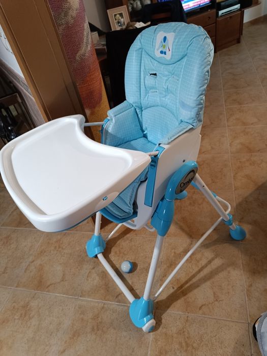 Mesa  e cadeira bebê Confort bem estimada