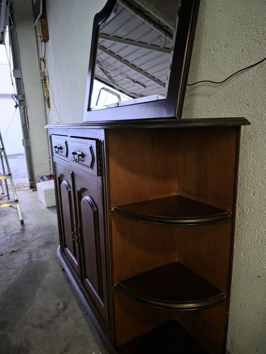 Sapateira e espelho.