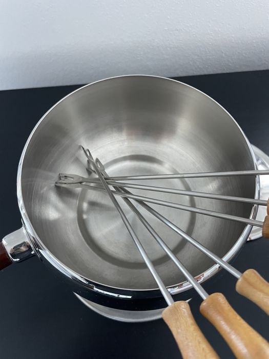 Fondue em aço inox e pega em madeira