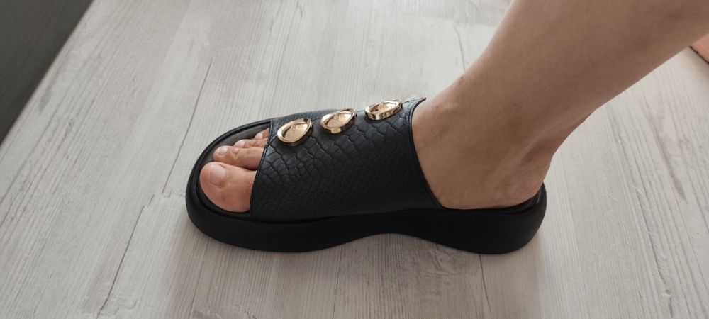 Шкіряні шльопанці