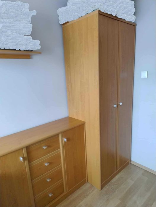 Zestaw mebli, szafa, komoda, biurko, półka wisząca.