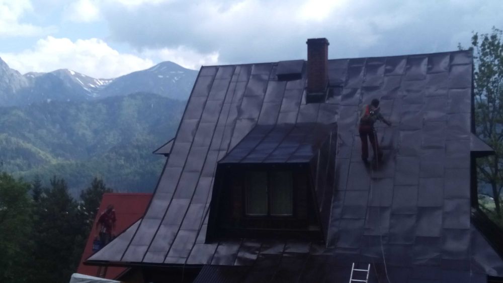 Malowanie dachów pokrytych dachówką, blachą, gontem. Prace dekarskie