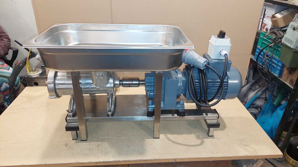 Maszynka Alfa 32 do mięsa i kości drobiowych na przekładni walcowej