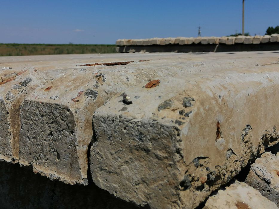 Стовпи Опори Стовпчики Столбики  сітка огорожа паркан колючка