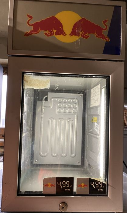 lodówka ekspozycyjna marki Red Bul