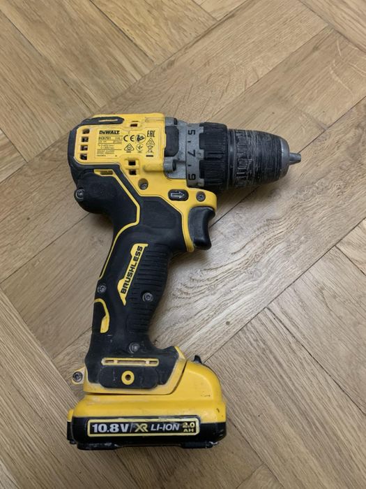 Шуруповерт Dewalt DCD 701 + DCB 127.