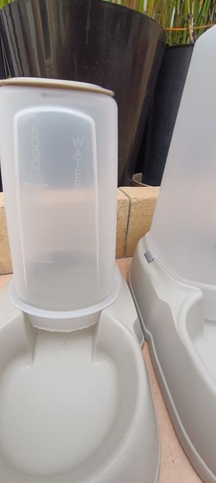 Dois comedouros para animais domésticos com grande capacidade.